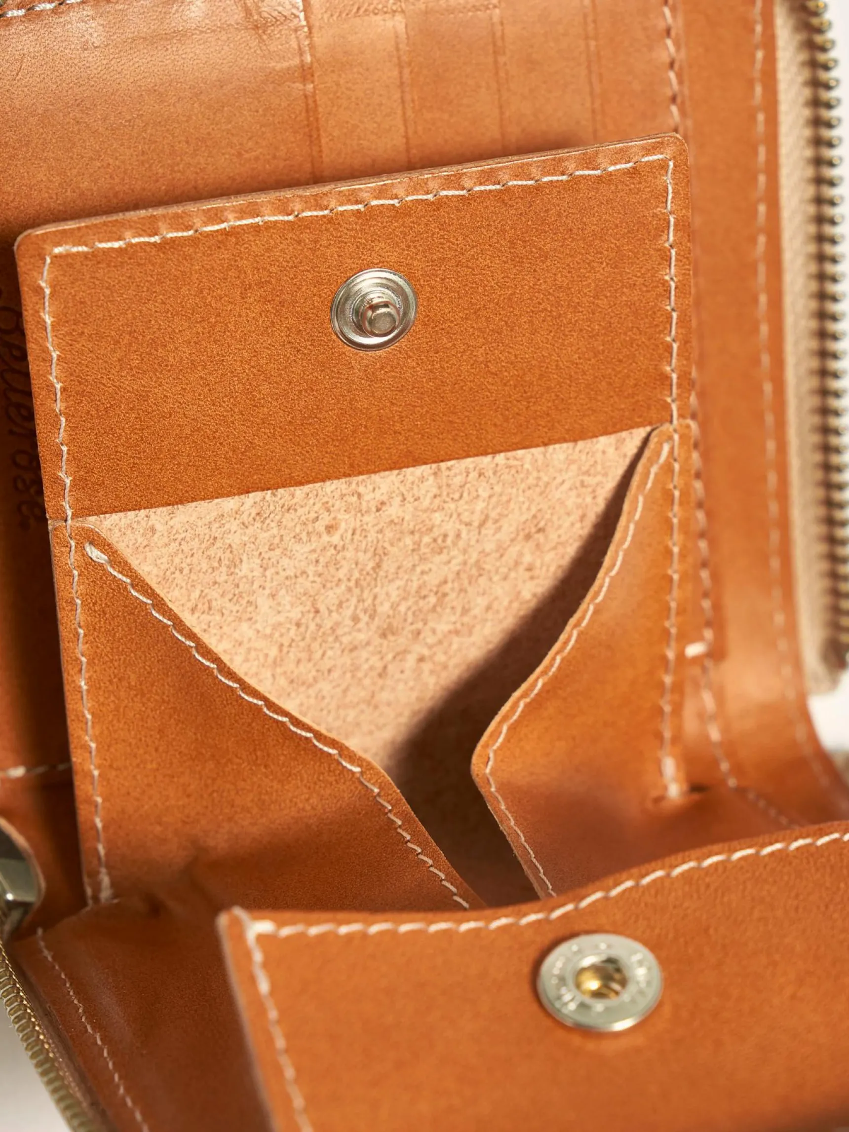 dolhar-portemonnee-met-rits-JreCjtNx-3.webp Clearance Bellerose Dolhar Portemonnee Met Rits Cognac